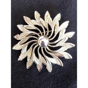 Sarah Coventry Brooch Button Flower Feathered Leaf Goldtone Vintage